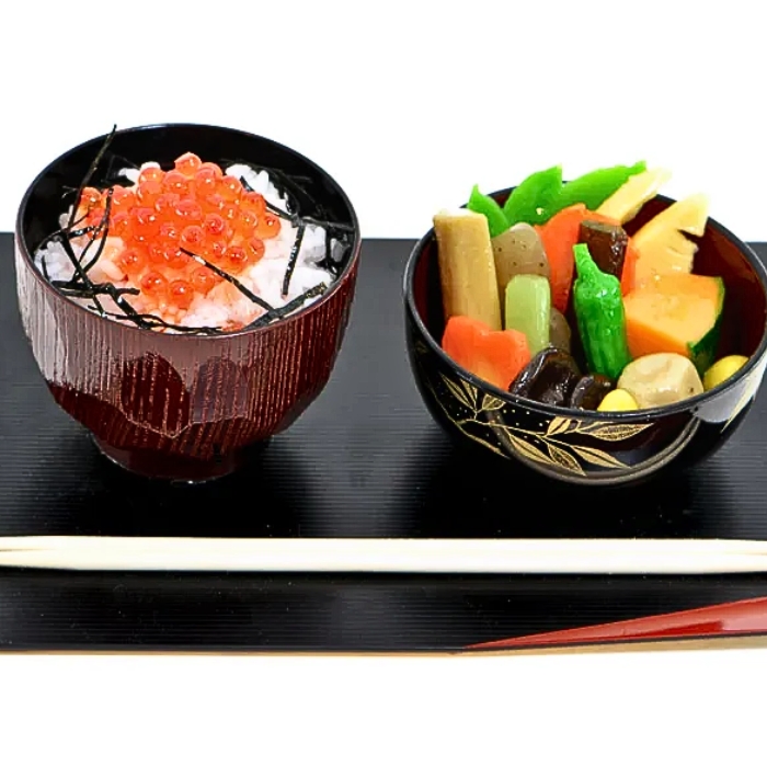 イクラ丼と煮物の食品サンプル